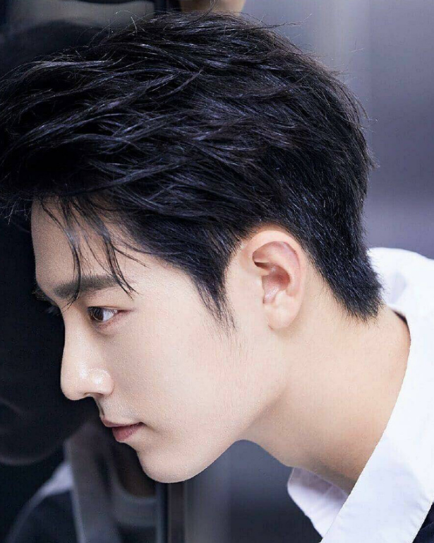 男星们的露额头侧脸照王俊凯眉毛打洞一言难尽易烊千玺油头太扣分