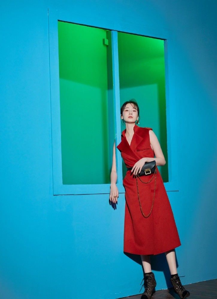 大红色无袖风衣:明艳,大气肤白貌美的叶青很适合红色的单品,穿起来很