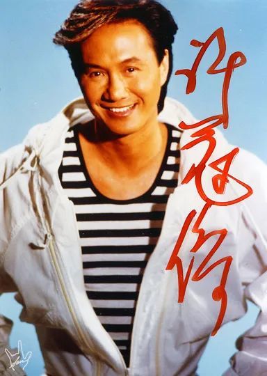 在香港无人的街头,72岁的许冠杰一个人开了一场演唱会