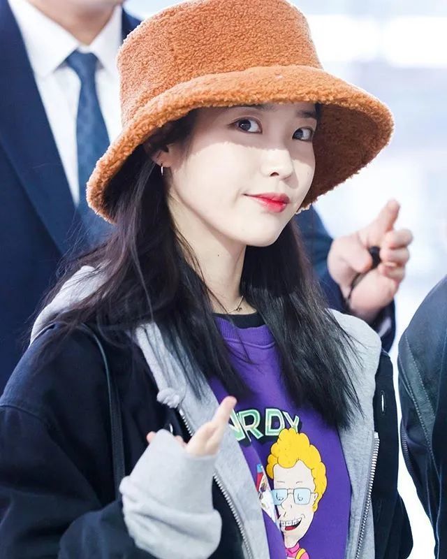 iu 演唱会造型 紫色套装:nerdy 私下里还买过一件紫色卡通印花款做内