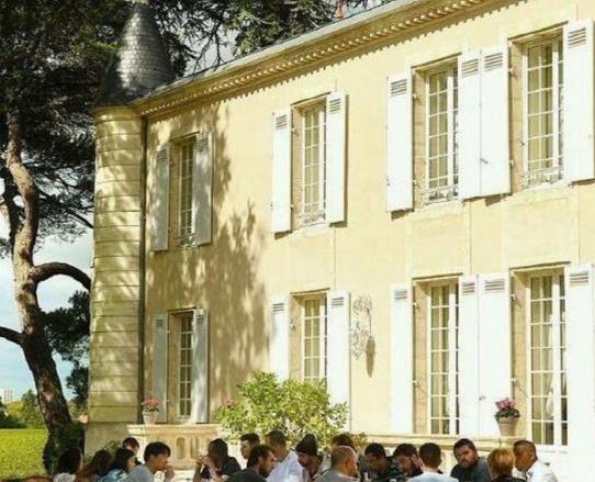 参观赵薇在外国的豪宅把餐厅移到了花园每天对着一片草坪吃饭