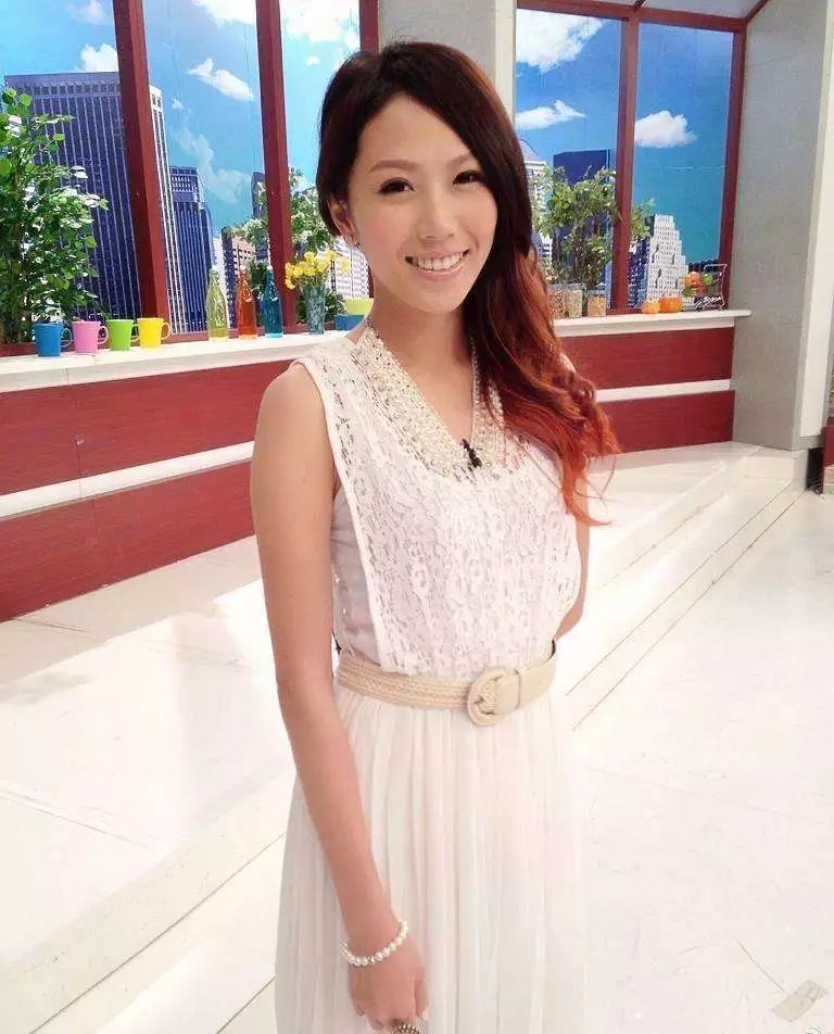 丫头接受男友求婚以前追过的黑涩会美眉你还记得吗