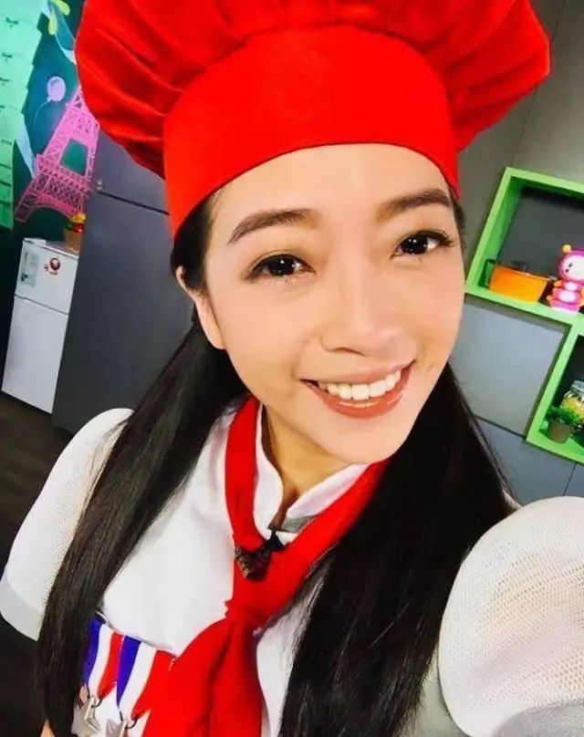 丫头接受男友求婚以前追过的黑涩会美眉你还记得吗