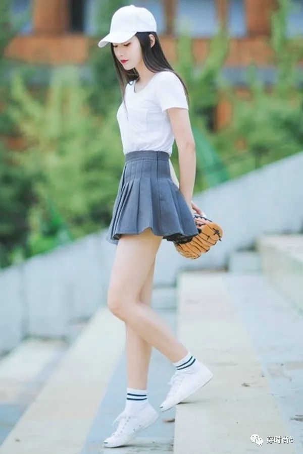 百褶裙怎样搭配出不同的特别的感觉?