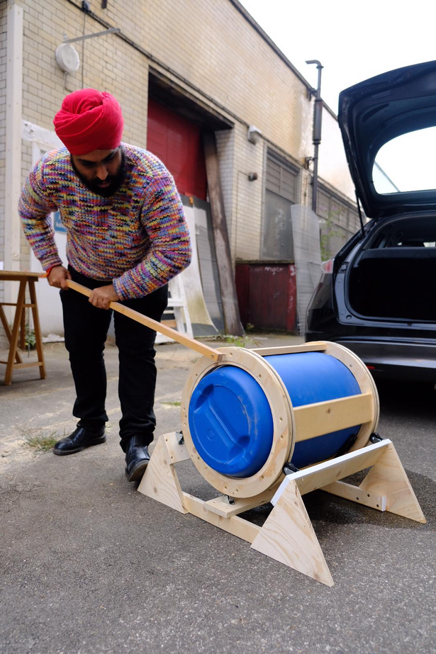 英国小伙在印度贫民窟受启发,发明手摇洗衣机,改变当地妇女生活