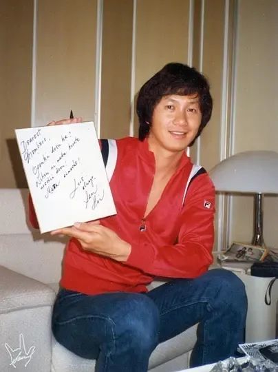 在香港无人的码头72岁的许冠杰一个人开了一场演唱会