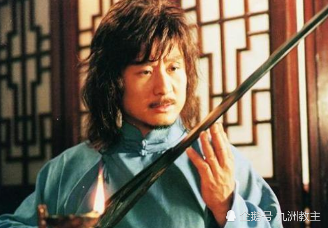 满血拉二胡的无名前辈如今现身三亚虽有岁月的痕迹但依然满脸帅气