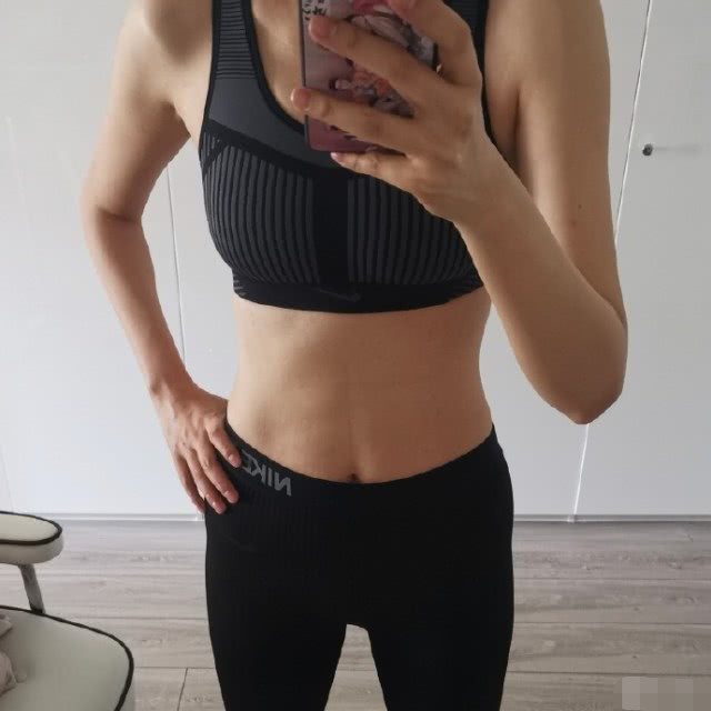 李艾对镜自拍大秀腰身,生产9个月就练出马甲线