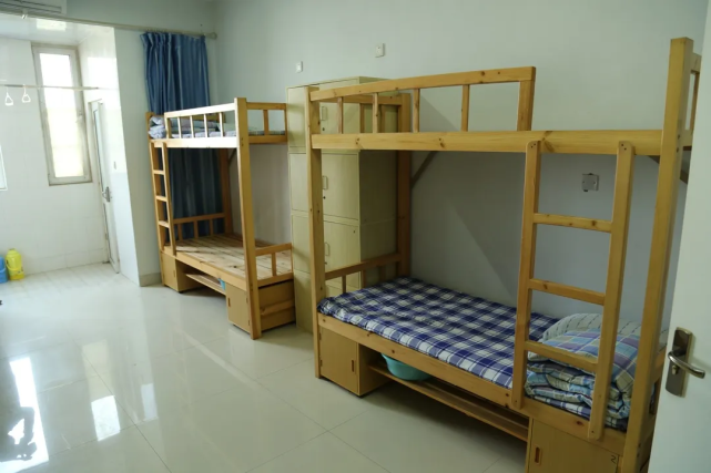 学生很快在宿舍安排就绪,来到教室并迅速进入学习状态.