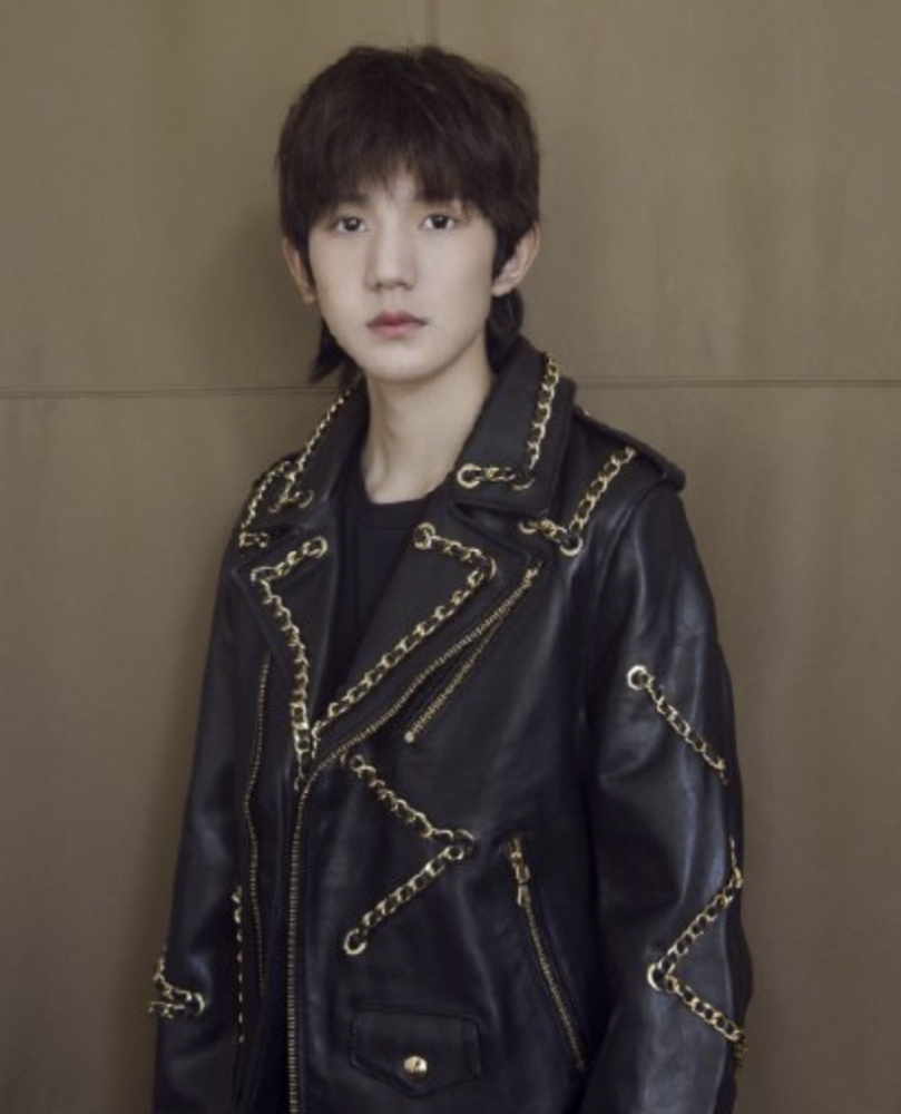 此外,杨洋的鲻鱼头造型,也着实煞人,撕漫男的称号不是吹的,这张落泪