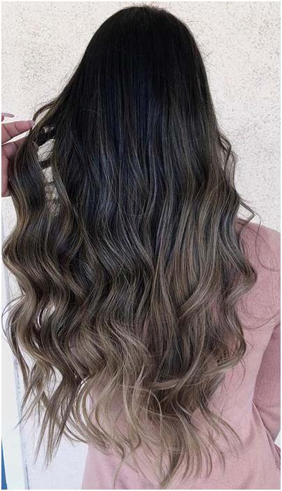 这款发型的特点是留长发和波浪形,并带有灰褐色