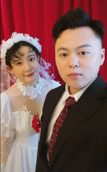 马剑越拍复古婚纱照庆结婚纪念日产后半年身材恢复好