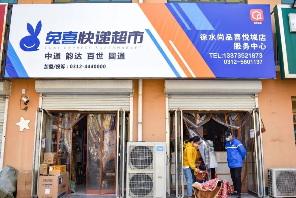 据店里的营业员介绍,"这附近有3个小区,每天快件量是600件左右,很多来