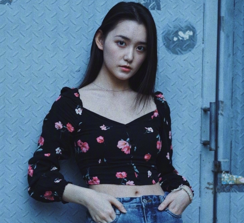 蒋依依的这组写真,用到了"港风滤镜",再加上她的一身穿搭和身材比例