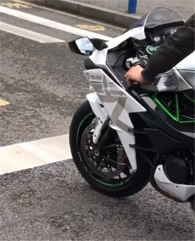 "犀牛白"川崎h2,2.7秒破百,车主不戴盔,车子还不挂牌