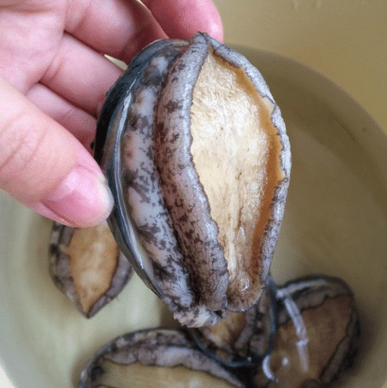 另外,小编还要提醒一下大家,鲍鱼不是每个部位都可以食用的,鲍鱼的