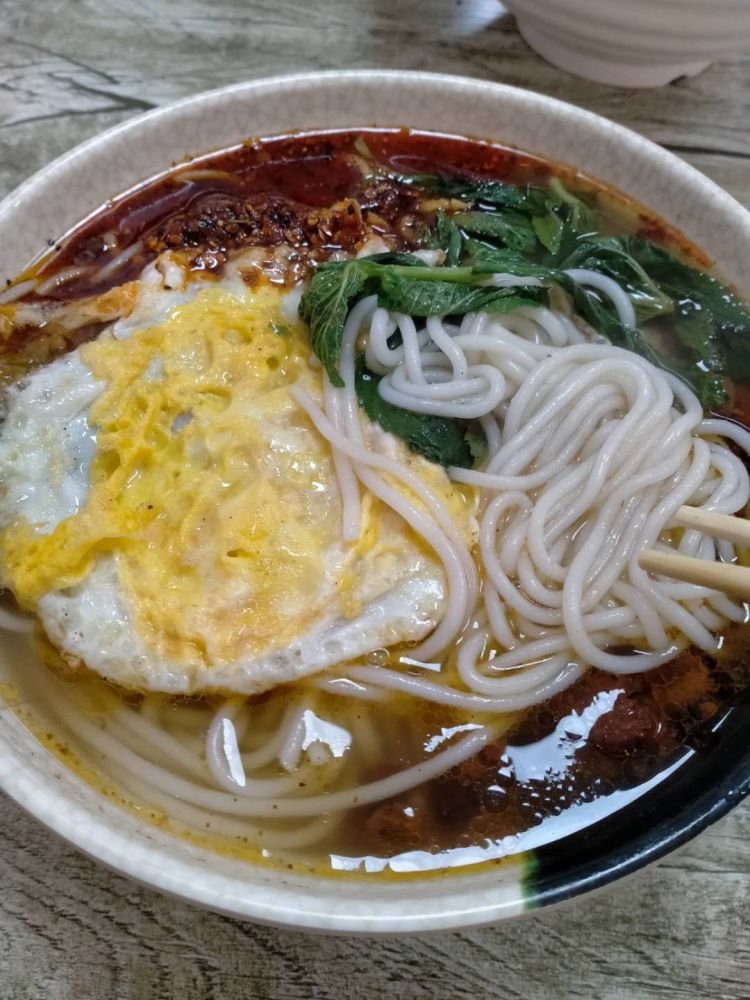 今天的早餐尝试了一下大罗云南米线,米线跟桂林米粉差不多,但是没有