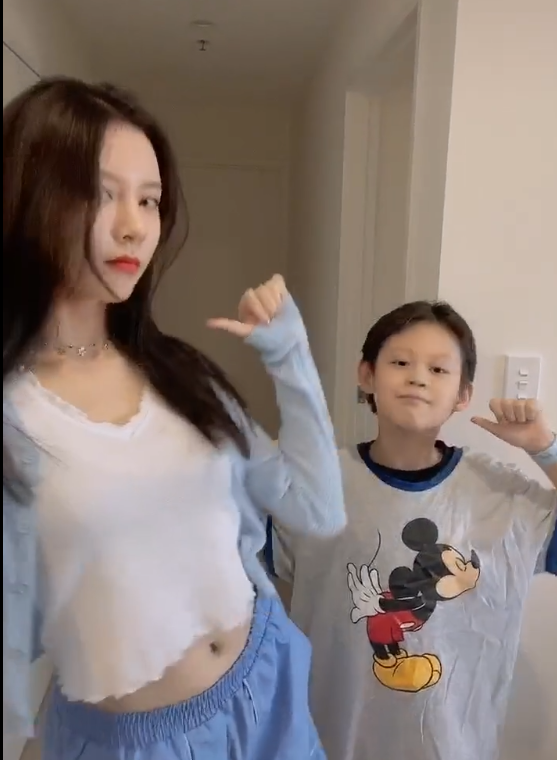 宋妍霏带弟弟跳手势舞,当看清"弟弟"长相后:这是神仙家庭吧