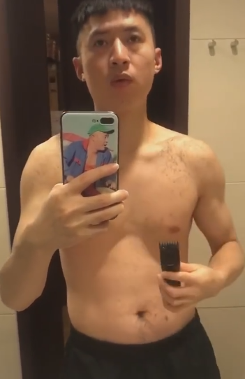 不过,国乒也有身材很出色的运动员,例如张继科,他的腹肌十分明显!