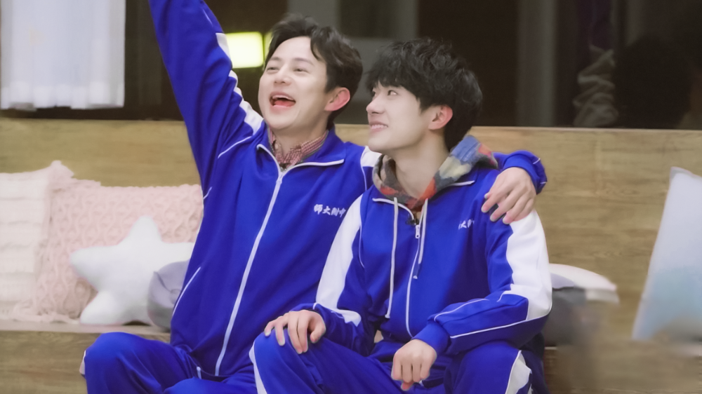 易烊千玺何炅穿校服同框,晒出校友合照,一个是校草一个是学长