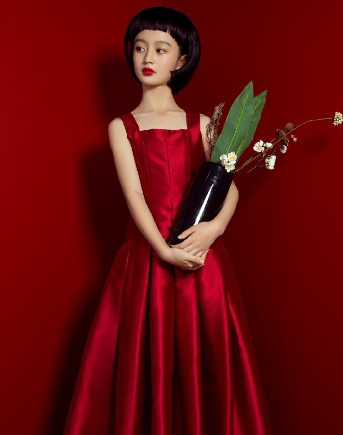 还记得最美童星裴佳欣11岁就穿吊带裙气场全开霸气十足