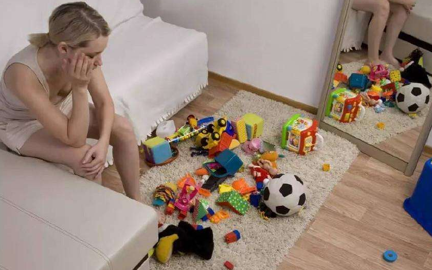 每次扔的时候都哭得稀里哗啦,下次玩具还是照样满屋扔,每次扔玩具的