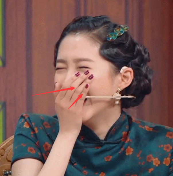 关晓彤在节目中忍不住笑喷当她用手捂住嘴巴时女王指甲看出排场