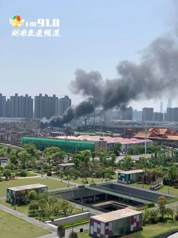 突发长沙月湖大市场内突发大火浓烟滚滚