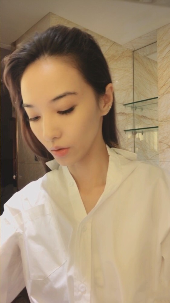 最近郑云灿素颜亮相直播,不得不说,即便是毫无化妆品修饰的情况下