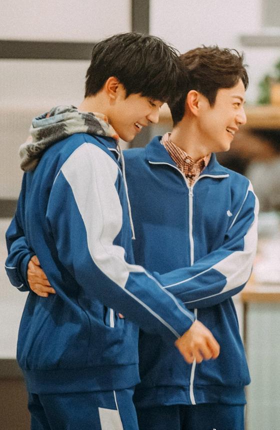 相差26岁的何炅与易烊千玺校服同框,网友:学长学弟毫无违和感