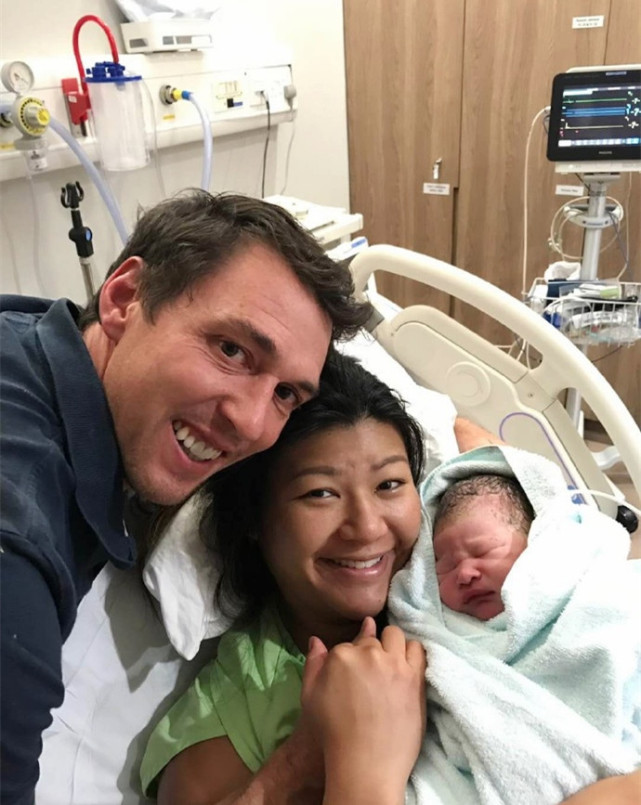 67岁李修贤再次当外公混血小外孙首次出镜皮肤红润样子可爱