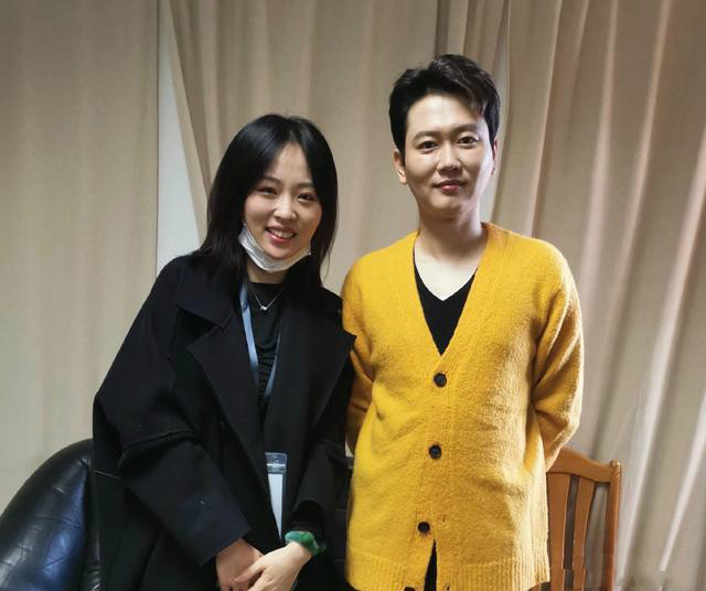 从合影看,德云社的成员们,穿的都是休闲装,看上去一点也不紧张,非常