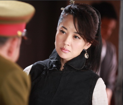 当时这部剧的这段剧情就是剧中葛天扮演的主角"银妹"去看望被鬼子关押