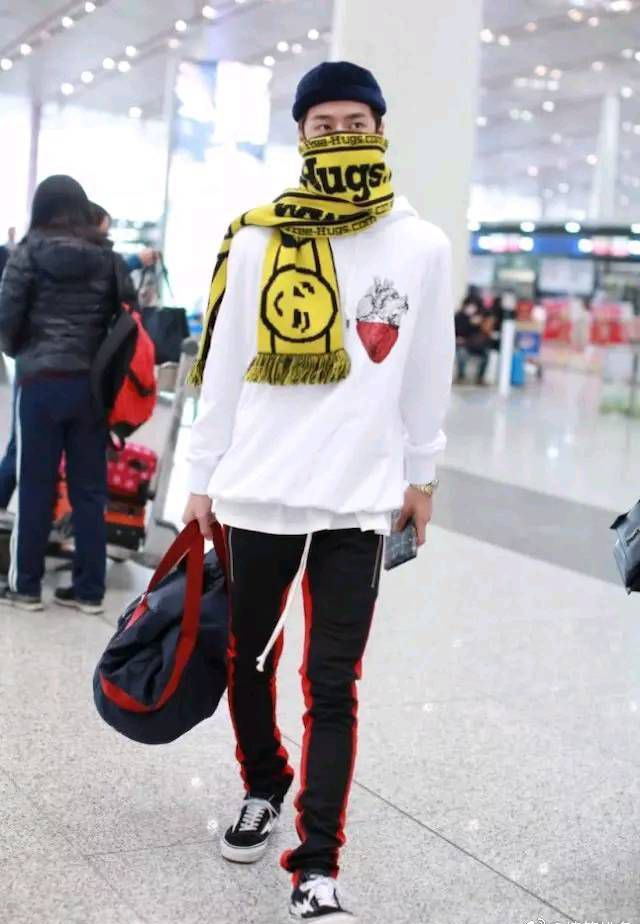 王一博这双闪电万斯太炫了,粉丝:我终于买得起同款了!