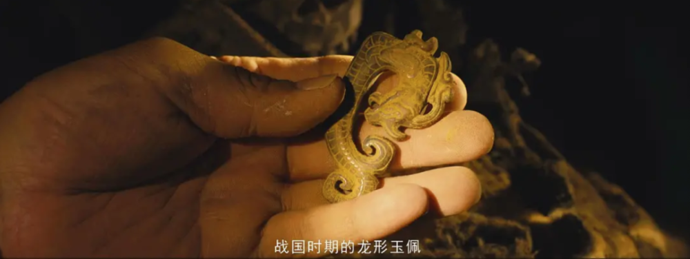 而这只是个开始,随着主角们深入墓穴,无论是散发着神秘香气的龙形玉佩