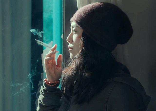 姚晨在室内聚餐抽烟未遭到类似王源舆论谴责只因粉丝群体不同