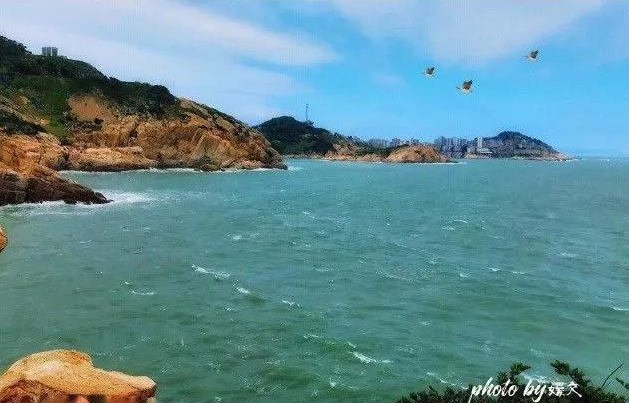 在这里,不仅能听涛观浪赏海景,还可以海钓,露营,赶小海,品尝苔菉特色