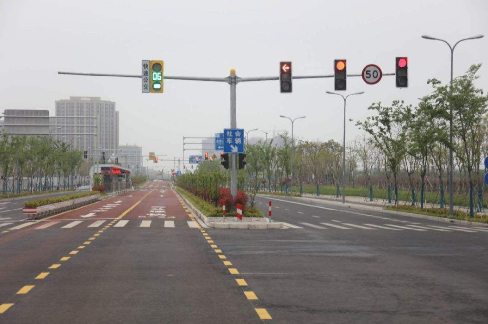 红灯亮了10分钟都不变,直接开过去算违章么?交警:这样做准没错