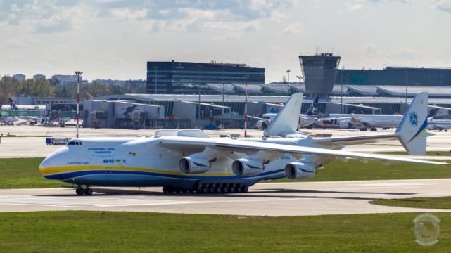 世界最大运输机出动,中国又送走百吨物资,美军却忙着全球刮地皮