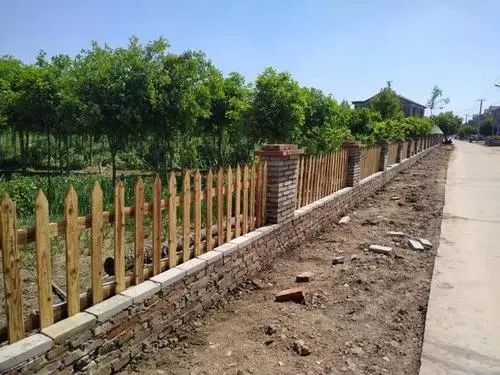 这里的乡村篱笆墙你就说美不美