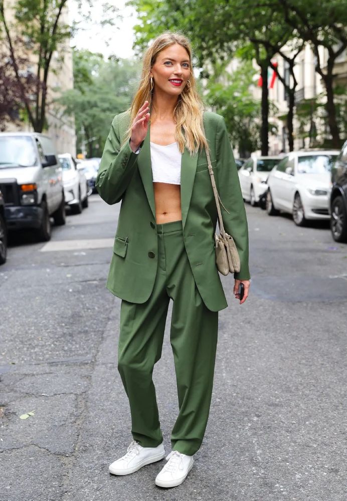 只是想偶尔尝试一下红配绿的话,只需要在穿绿色衣服