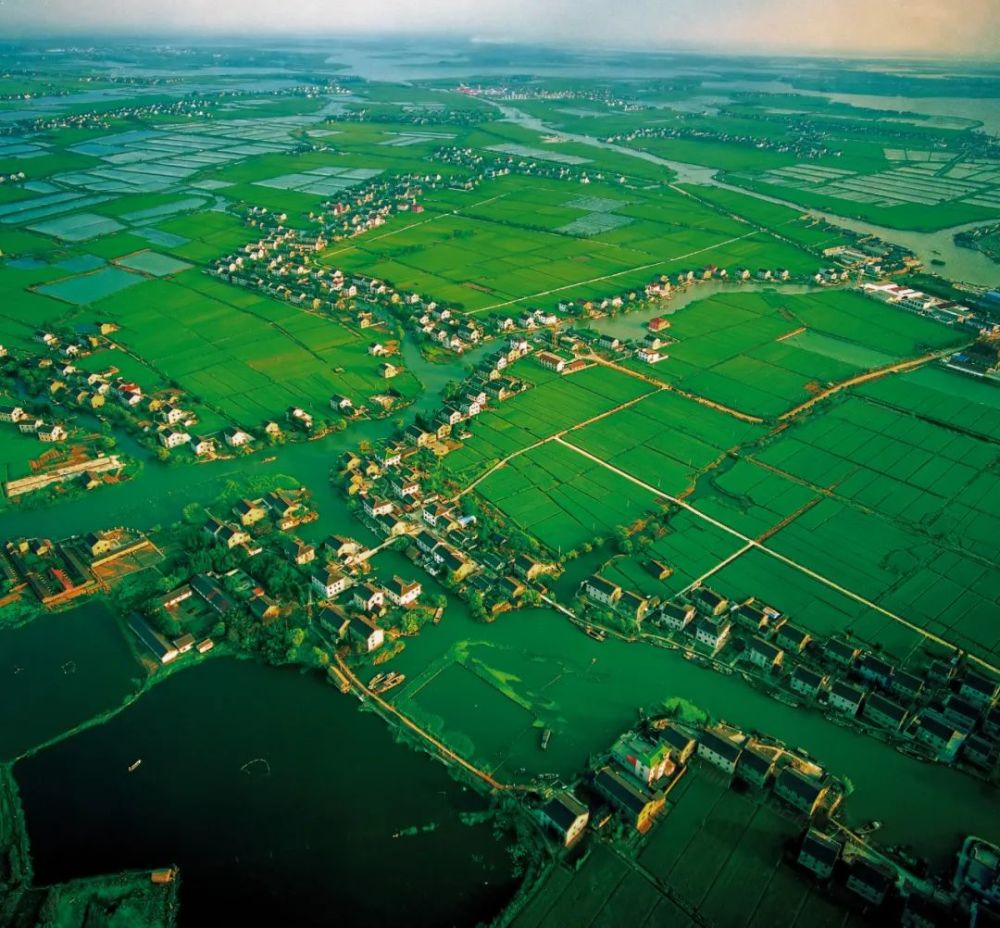 摄影/孙伟忠江汉平原:两湖熟,天下足▲沿江,滨湖的垸田形成了一道极富