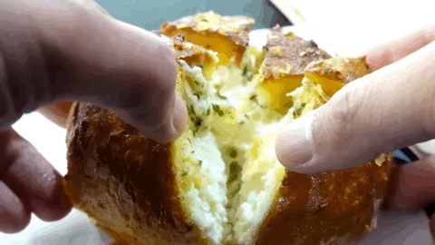 新晋网红—"蒜你狠",超火的蒜香奶酪包,必学!