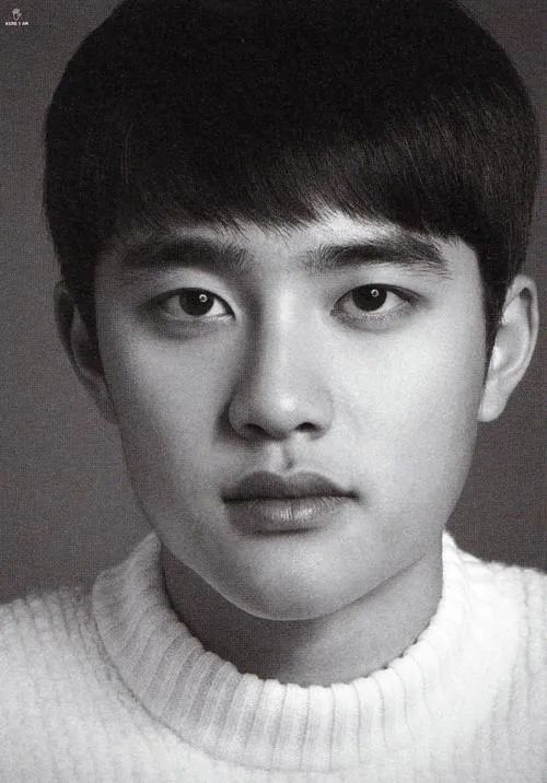 韩国男星都暻秀近照曝光 平头造型颜值在线握炸鸡状态好