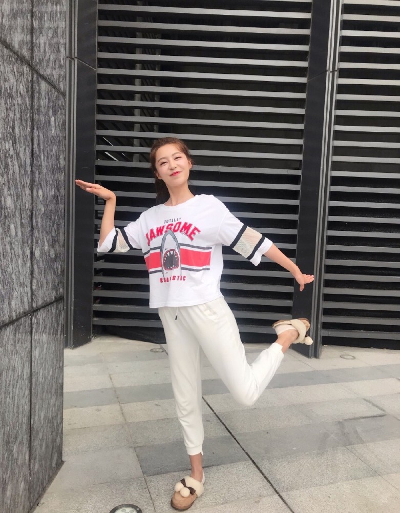 黄色衬衫配阔腿裤:显高,利落姜星呈穿黄色衬衫,搭配黑色长裤,给人精致