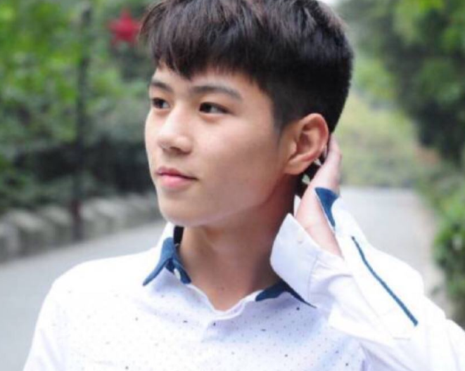 变形计主人公现状梁小友辍学成网红李宏毅成明星而她被青你选中