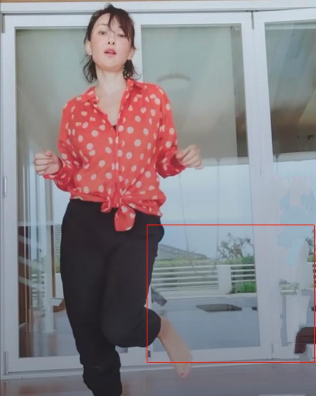 47岁牛莉宅家跳惊雷,打扮粉嫩电眼迷人,豪宅景色仿佛世外桃源