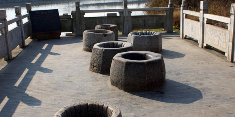 六口千年古井沸腾不止,水中啤酒,饮料啥味都有!