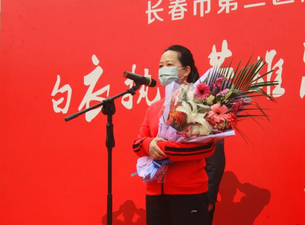 援鄂医疗队队长 icu科主任刘新颖代表发言