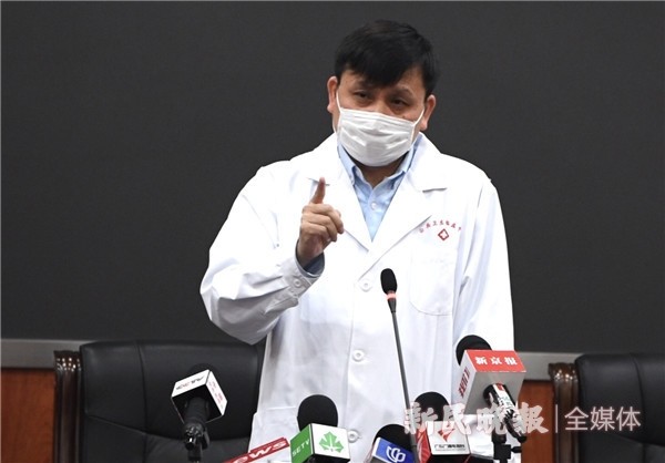 图说:张文宏教授 新民晚报记者 徐程 摄《2019冠状病毒病——从基础到